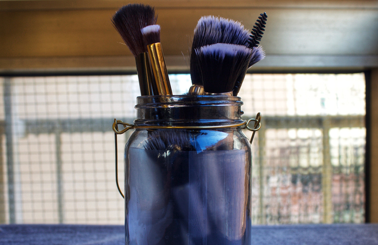 Access makeup brushes easily