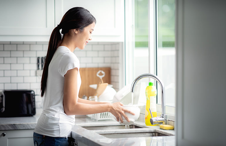 Apple cider vinegar, dishwashing liquid and hot water