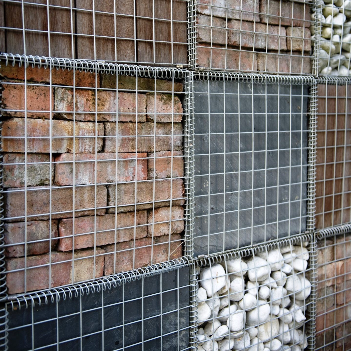 Multi-texture gabion wall