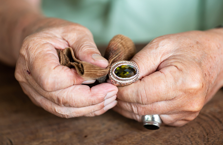 What is the best home remedy to clean jewellery?