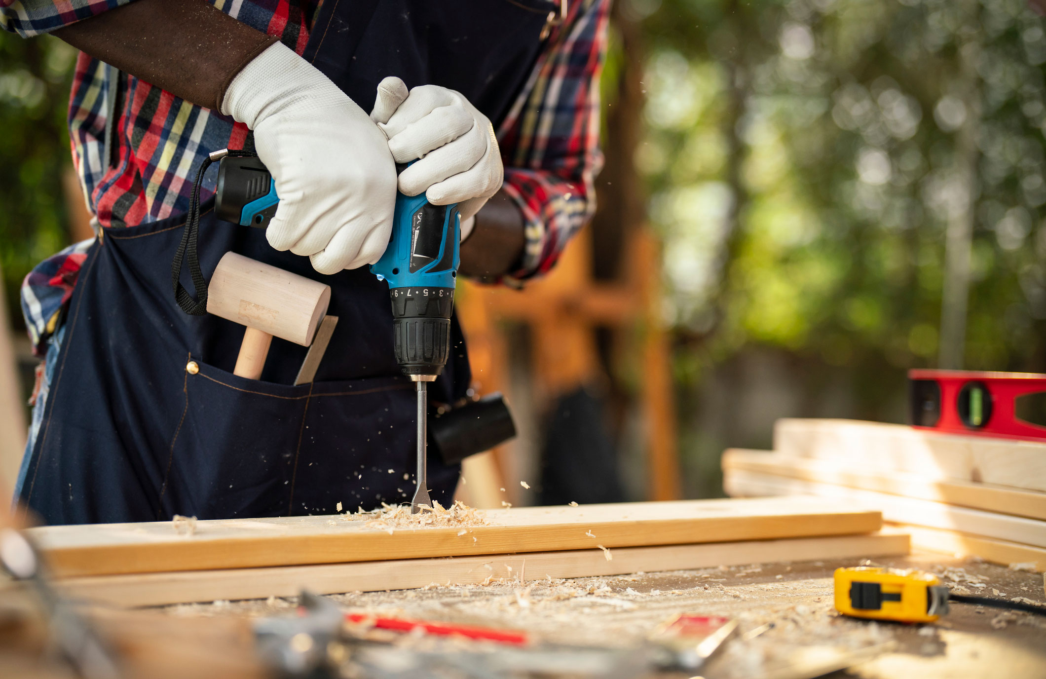 Drilling large holes in wood